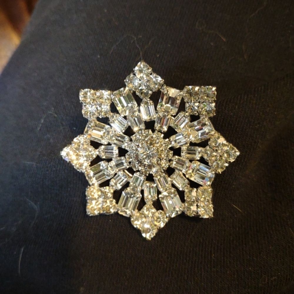 Amazing Brilliant Unmarked Brooch. J2 - Picture 4 of 5